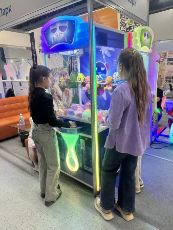 Игровой аппарат «Кран-машина НЛО»