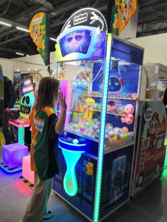 Игровой аппарат «Кран-машина НЛО»